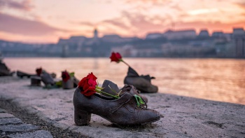 Обувь, Дунай, Холокост